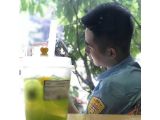 Anh bảo vệ quán trà sữa bất ngờ nổi tiếng MXH vì sở hữu góc nghiêng đẹp trai ra phết!