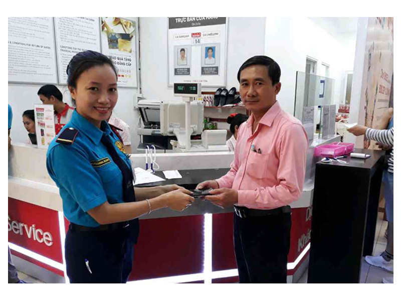 Nhiều tài sản thất lạc có giá trị lớn được nhân viên Lotte Mart trả tận tay khách hàng.